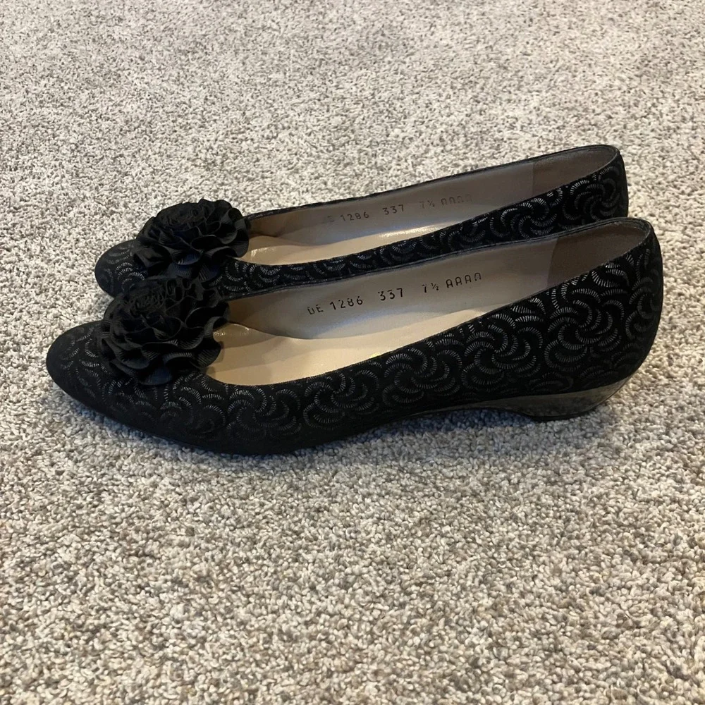 VTG Salvatore Ferragamo Black Silver Swirl Flower Wedge Pumps 7.5 AAAA Narrow